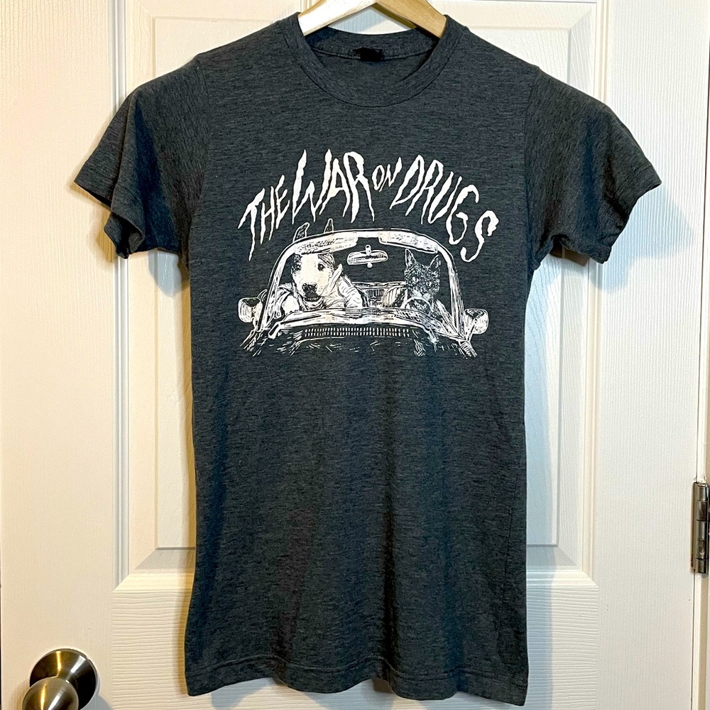 Tultex charcoal gray War On Drugs cat & dog in car graphic band tee sz S